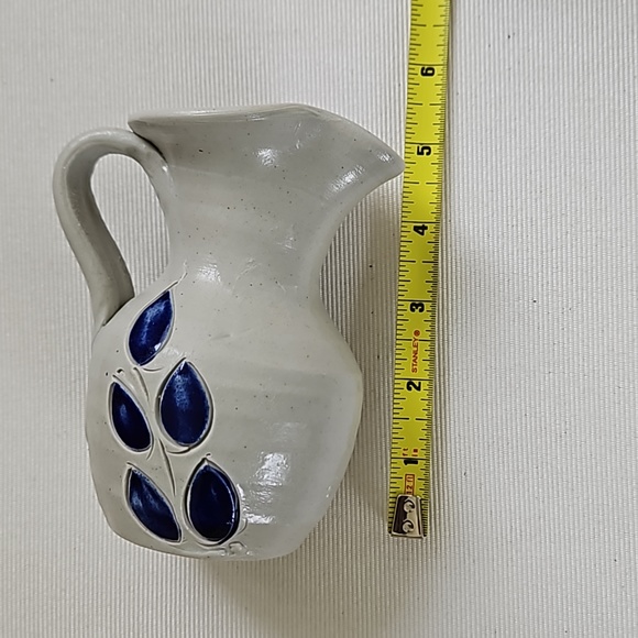 WILLIAMSBURG POTTERY Vintage Hand-Carved Salt Glaze Pitcher Gray & Cobal… - Picture 9 of 9